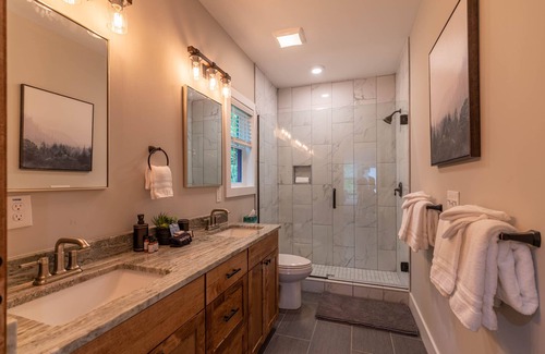 Frank House | Hideaway House- Modern Cabin with Disc Golf, Pickleball and hot tub