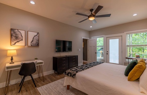 Frank House | Hideaway House- Modern Cabin with Disc Golf, Pickleball and hot tub