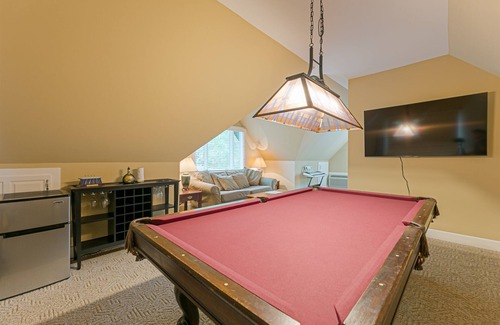 Helen House | Hideaway Manor - Luxury Home w/Hot Tub just Minutes Away from Downtown Helen