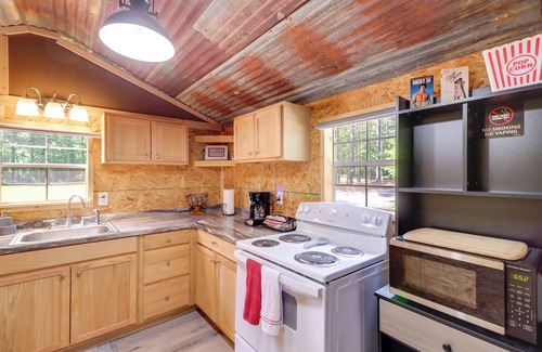 Higden Apartment | Higden Studio w/Private Deck < 1 Mi to Lake!