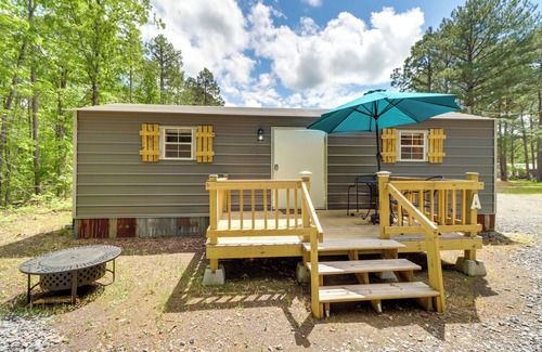 Higden Apartment | Higden Studio w/Private Deck < 1 Mi to Lake!