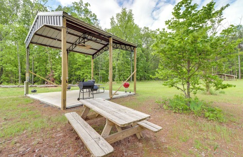 Higden Apartment | Higden Studio w/Private Deck < 1 Mi to Lake!
