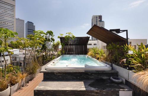 Tel Aviv City Center Apartment | High Living Penthouse with Rooftop Pool