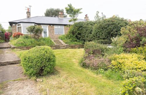 Furness Vale House | High Peak 5-Star Haven Gardens, Parking & WiFi