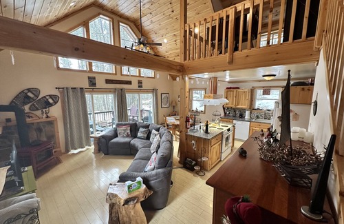 Jay Ski Chalet | High Peaks Hideaway - minutes from Whiteface Mt!