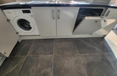 Coombe Vale Apartment | High Spec Large 6 Bedroom House!