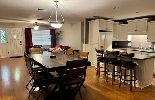 High Springs House | High Springs Hideaway – 4BR w/Pool & Bar Near Springs & UF Walk to Town