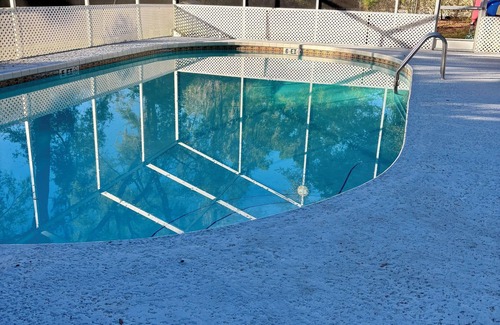 High Springs House | High Springs Hideaway – 4BR w/Pool & Bar Near Springs & UF Walk to Town
