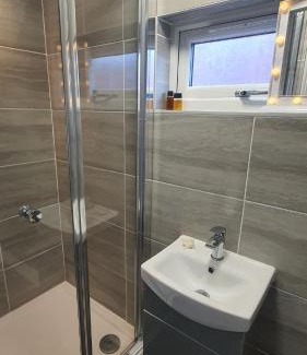 Wellingborough House | Highfield House - Parking, Private Bathroom, Serving Contractors, Santa Pod!
