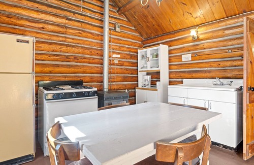 Cheyenne Crossing Cabin | Highlander Cabin by Spearfish Creek