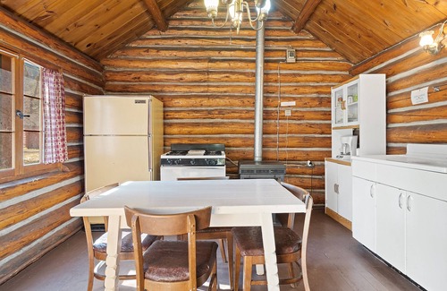 Cheyenne Crossing Cabin | Highlander Cabin by Spearfish Creek