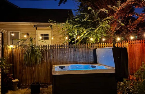 Gardiner Lane House | Highlands House with King Bed and Hot Tub