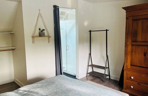 Central Okanagan Bed & Breakfast | Hikari-Okanagan Sunshine B&B - Easy walk to both Downtown&Lake