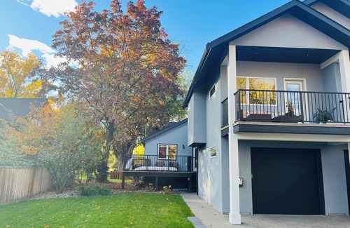 Central Okanagan Bed & Breakfast | Hikari-Okanagan Sunshine B&B - Easy walk to both Downtown&Lake