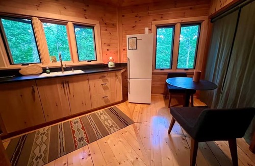 Keene Valley Cabin | Hiker’s Haven - Octagonal guest cabin with AC in Keene Valley