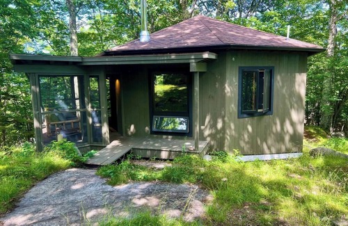 Keene Valley Cabin | Hiker’s Haven - Octagonal guest cabin with AC in Keene Valley