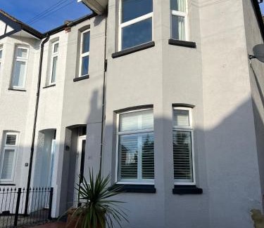Leigh-on-Sea Apartment | Hill Grove 2 Bedroom Apartment