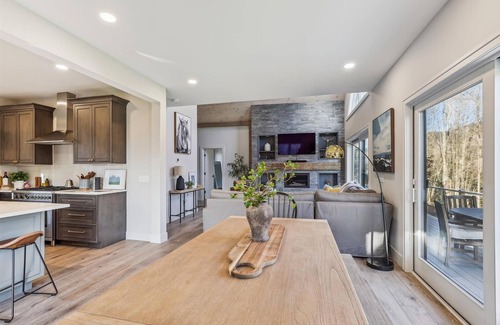 Waterbury Center House | Hill House: 3 br w/fireplace, a/c, hot tub, deck, firepit & garage!
