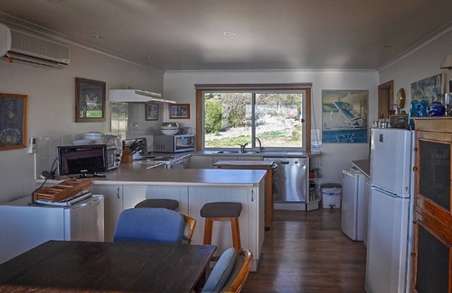 Lake Wangary House | Hill's Shack is an original Coffin Bay 3 bedroom stone cottage set right on the Oyster Walk, just metres from the water's edge.