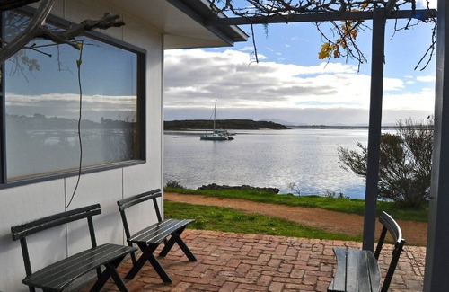 Lake Wangary House | Hill's Shack is an original Coffin Bay 3 bedroom stone cottage set right on the Oyster Walk, just metres from the water's edge.