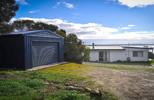 Lake Wangary House | Hill's Shack is an original Coffin Bay 3 bedroom stone cottage set right on the Oyster Walk, just metres from the water's edge.