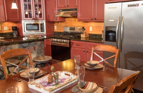 Gatlinburg - Pigeon Forge Cabin | Hillbilly Hotel | 3 Bed, 2 Bath