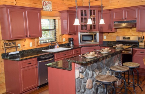 Gatlinburg - Pigeon Forge Cabin | Hillbilly Hotel | 3 Bed, 2 Bath