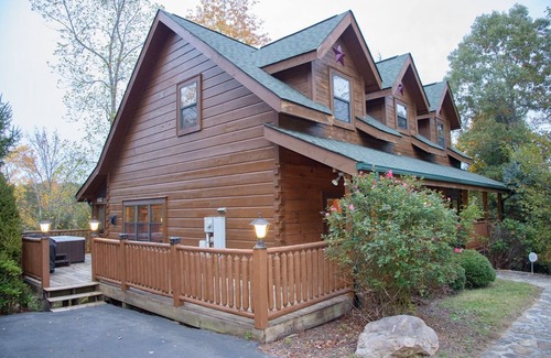 Gatlinburg - Pigeon Forge Cabin | Hillbilly Hotel | 3 Bed, 2 Bath