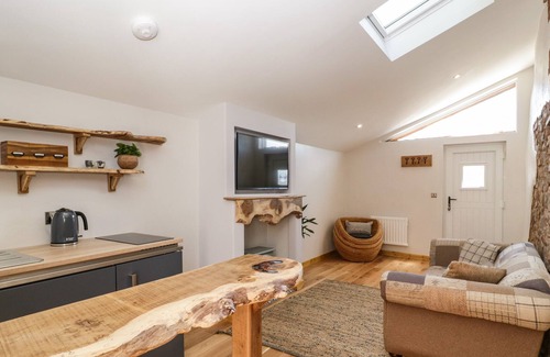 Burlescombe Cottage | HILLFARROW HIDEAWAY, pet friendly, with a garden in Uffculme