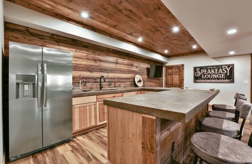 Shelbyville Cabin | Hillside Cabin w/Slps 20+ 11BD 3BA Fireplace & Hot Tub