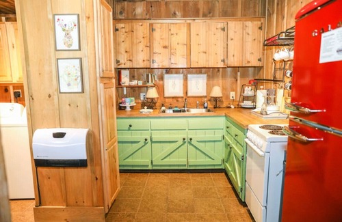 Vesta Cabin | Hillside Hideaway - country elegance at it's best, by Buffalo Mountain Getaway