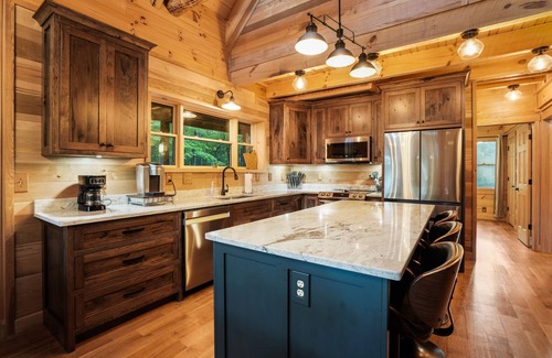 Logan Cabin | Hillside Hideaway - Cabin on 6 acres