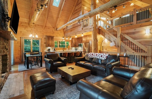 Logan Cabin | Hillside Hideaway - Cabin on 6 acres