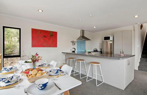 Ngaio Bay House | Hillside Hideaway - Kaiteriteri Holiday Home