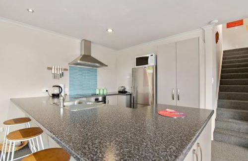 Ngaio Bay House | Hillside Hideaway - Kaiteriteri Holiday Home