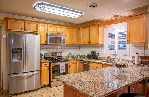 Oxford Cottage | Hillside Ranch Patio with BBQ Grill Walking Distance to Campus & Square.