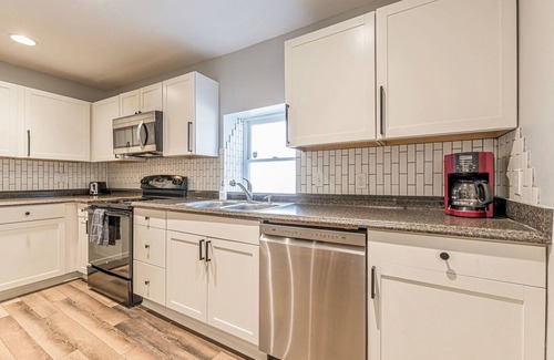 West End Apartment | Hillside Tucked-Away Apartment | 5 min to Downtown