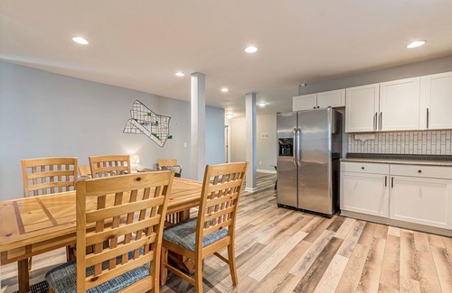 West End Apartment | Hillside Tucked-Away Apartment | 5 min to Downtown