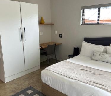 Greater Johannesburg Metropolitan Area Apartment | Hillsview, Roodepoort