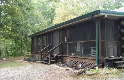 Tellico Plains Cabin | Hilltop Log Cabin with Water Effect