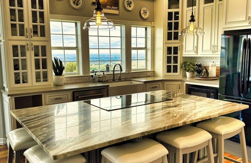 Tri-Cities House | Hilltop Luxury, Priceless Views!