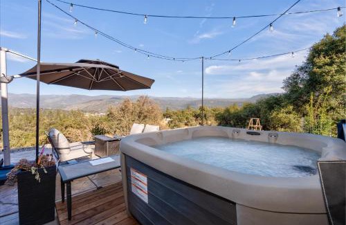 Oakhurst House | Hilltop Paradise with stunning views/hot tub/firepit/dog friendly