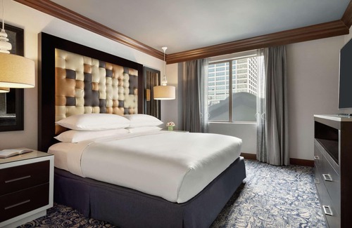 Downtown Los Angeles Hotel | Hilton Checkers Los Angeles