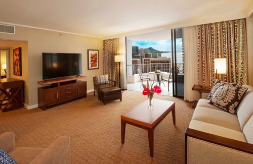 Waikiki Resort | Hilton Hawaiian Village Lagoon Tower- pristine beachfront resort, private lagoon