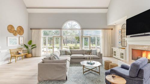 Baynard Oaks House | Hilton Ivory 15th Hole of Harbourtown Golf Course Private Pool Hot Tub