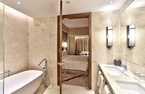 Downtown Kota Kinabalu Hotel | Hilton Kota Kinabalu