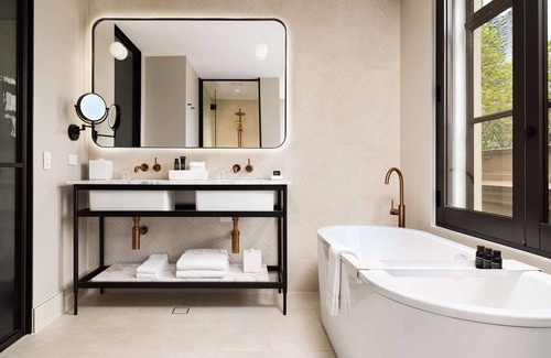 Melbourne Central Business District Hotel | Hilton Melbourne Little Queen Street