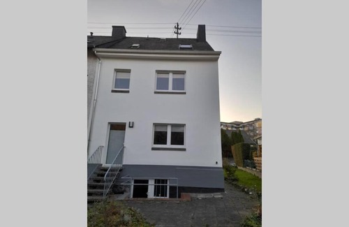 Mayen House | Hinter Burg, Haus mit Garten