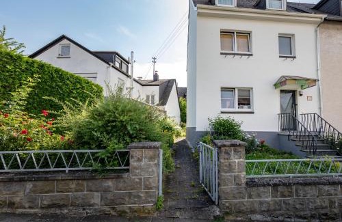 Mayen House | Hinter Burg, Haus mit Garten