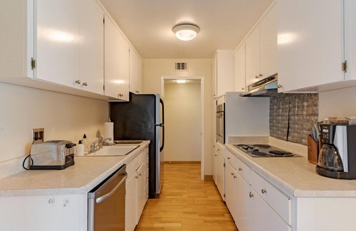 Sharon Heights Apartment | Hip Menlo Park 3BR w/Pool + Patio, nr Great Schools, by Blueground
